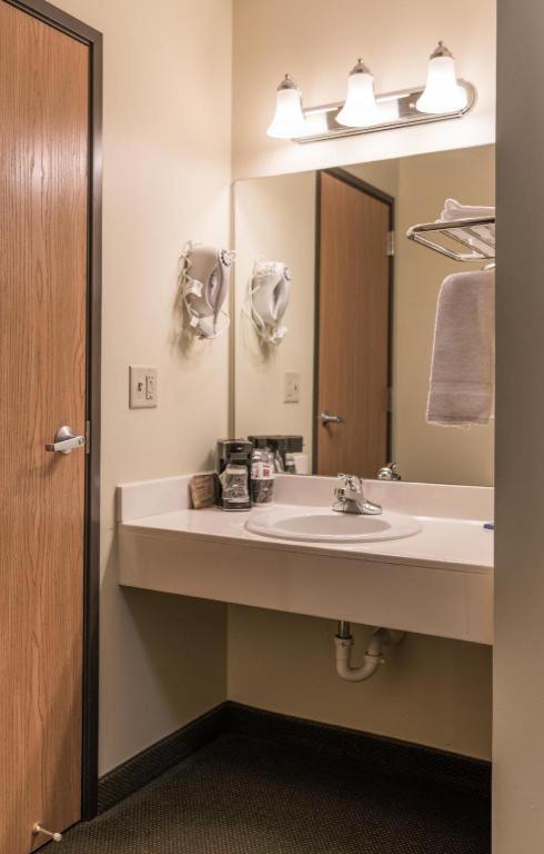 Supertel Inn And Conference Center Creston Экстерьер фото